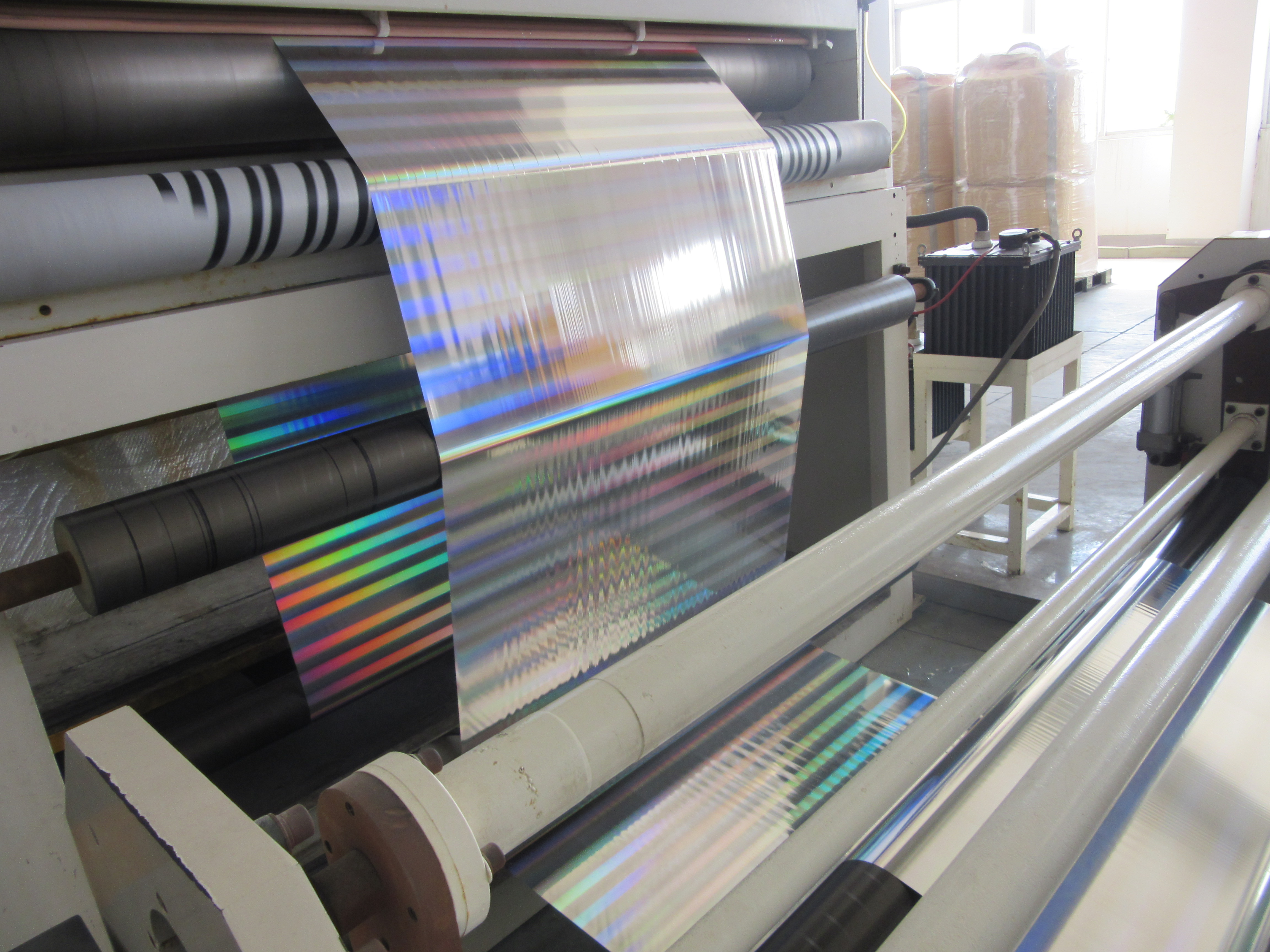 Dichroic Thermal Lamination Film သည် Printing Excellence ကို ပြန်လည်သတ်မှတ်သည်။
