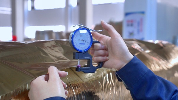 ပူသော laminated ဖလင်ကို အသုံးပြုနေစဉ်အတွင်း ဖြစ်ပေါ်လာနိုင်သည့် ပြဿနာများအတွက် ဖြစ်နိုင်သော အကြောင်းရင်းများနှင့် ဖြေရှင်းချက်များကား အဘယ်နည်း။